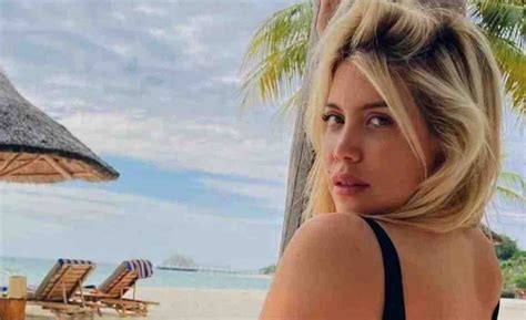 Wanda Nara Hot A Bordo Piscina Costume Attillato Fisico Da Urlo La