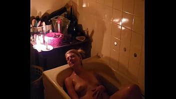 Espiando a mi padrastro mientras se baña XVIDEOS