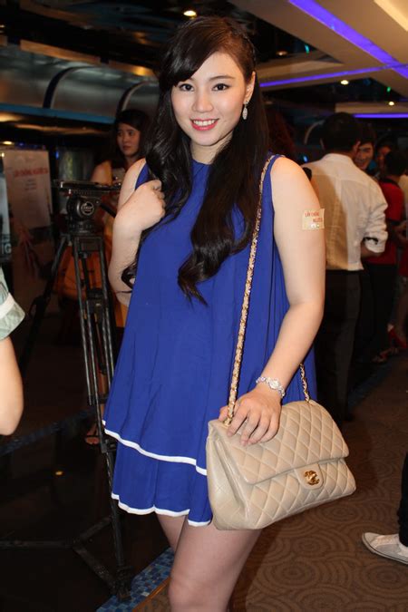 Thân hình bất thường của người đẹp nghiện nude