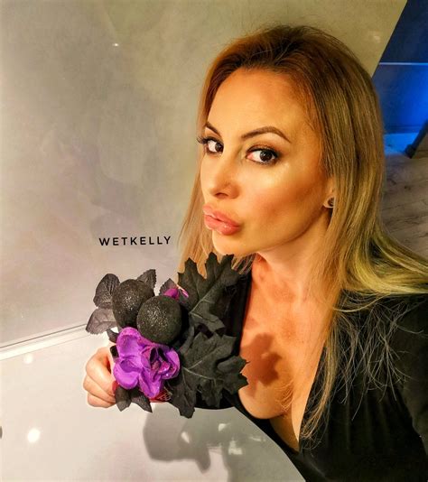 Sexy Babe Girls On Twitter RT WetKelly Vote For KinkyMylf In The MV Contest Trick Or