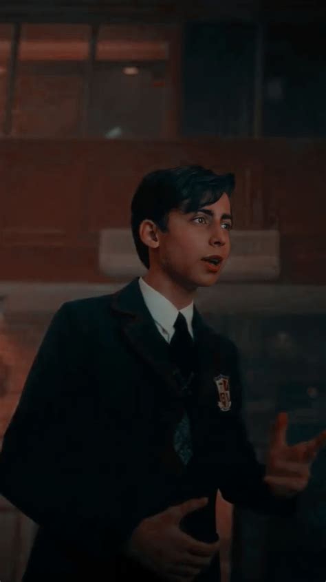 Five Hargreeves Lockscreen Cute Actors Hot Actors Funny Umbrella