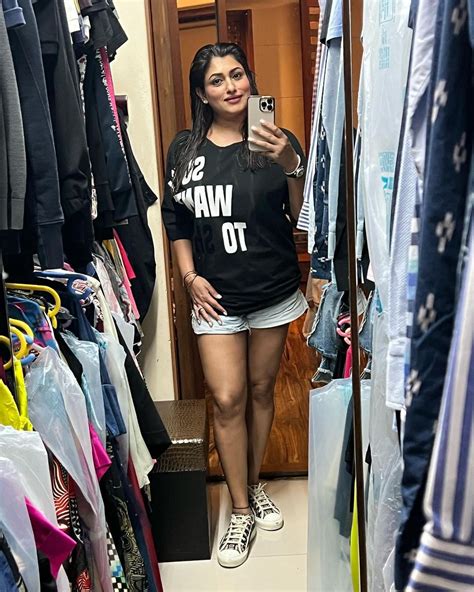 இநத வயதலம எககதபப அழக கடடம அஜத பட நடக Actress Malavika Hot Photos