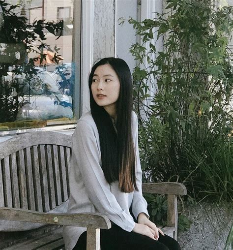 Không trang điểm cầu kỳ các hot girl này chỉ cần kẻ lông mày và đánh son là đã xinh ơi là xinh