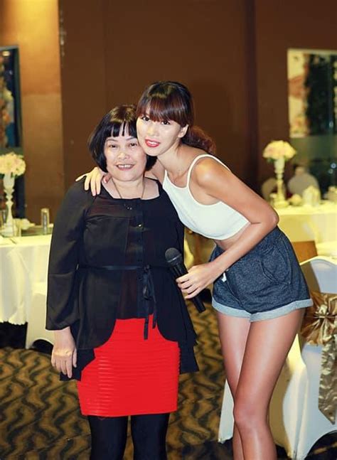 Siêu mẫu Hà Anh đăng ảnh bán nude lồ lộ vòng khủng mẹ ruột có phản ứng gây chú ý