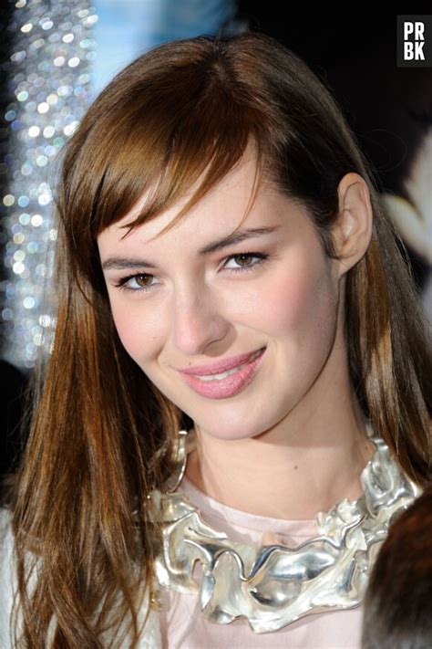 Photo Louise Bourgoin look blanc et maquillage nude pour l avant première d Un beau dimanche