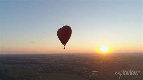 Coração da forma do balão de ar quente de vista aérea no céu adesivos