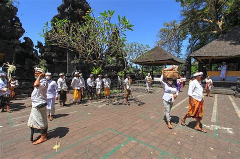 Balinese People Dressed in Traditional Clothing at a Temple Ceremony in ...