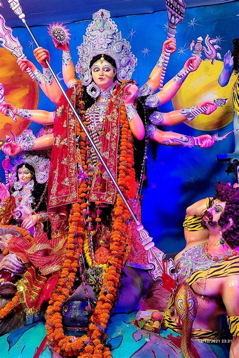 estatua da deusa durga