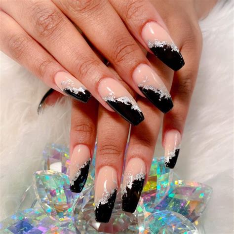 Unhas nude preto ideias para você abusar dessa combinação