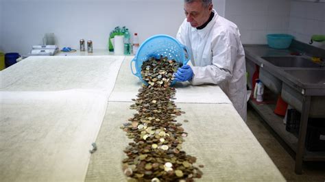 Migliaia Di Euro Nella Fontana Di Trevi Ogni Giorno Ma Quanti Sono