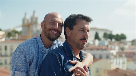 V Deo Gratis Plano Medio De Apuesto Amante Gay Audaz Abrazando Desde Atr S