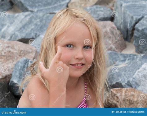La Petite Blonde Mignonne Montre Quelque Chose Avec Ses Doigts Photo Stock Image Du Bonheur