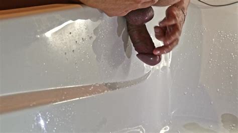 男子在浴缸中做实验在前列腺按摩时潮吹对着镜头撒尿并射精 Pornhub Gay