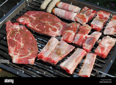 Verschiedene Sorten Fleisch vom Grill Stock Photo - Alamy