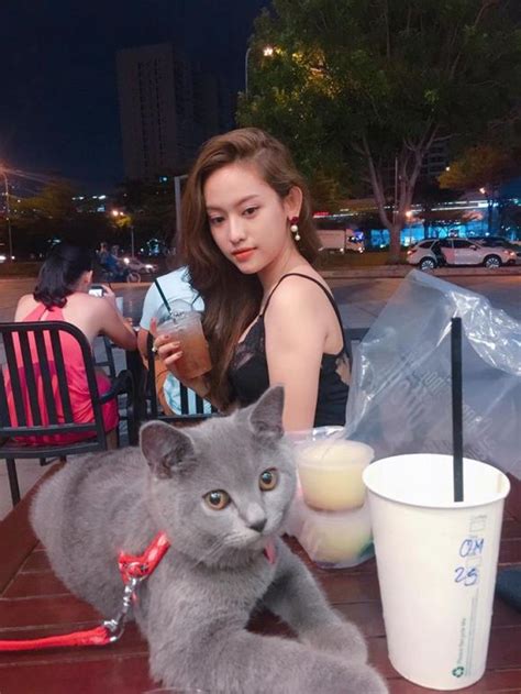 Hot girl và hot boy Việt 1 5 2017 Milan Phạm khoe dáng trên bãi biển Quỳnh Anh Shyn cầm cờ