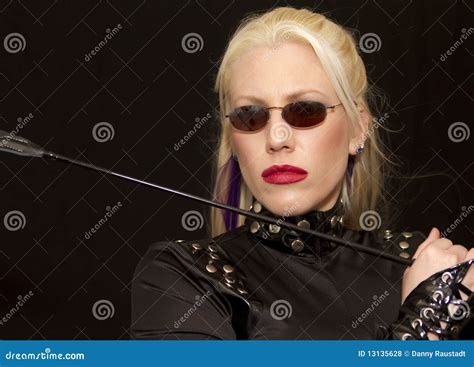 Belle Jeune Femme Blonde Avec Des Lunettes De Soleil Photo Stock Image Du Oeil Teint