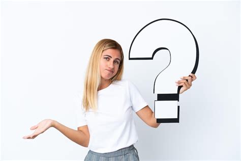 Fille Uruguayenne Blonde Isol E Sur Fond Blanc Tenant Une Ic Ne De Point D Interrogation Et