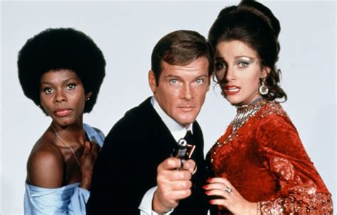 Gloria Hendry, Roger Moore and Jane Seymour (Live and Let Die - 1973) Roger Moore, Bond Girls ...