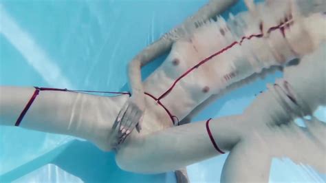 Cette Brunette Super Sexy Se Masturbe Sous L Eau Dans Sa Piscine Leila Sheitan
