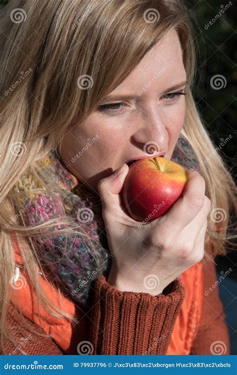 Femme Blonde Attirante Mordant Dans Une Pomme Photo Stock Image Du Sain Femme