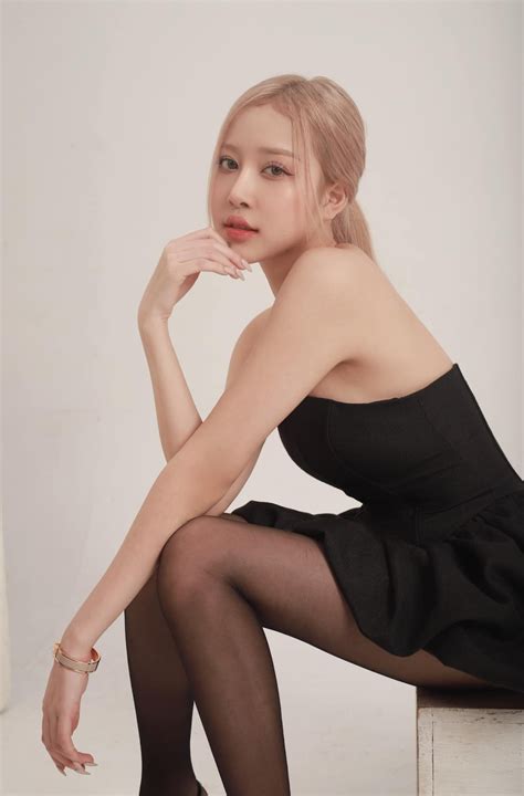 Rosé bản Việt gia nhập đường đua bikini nóng bỏng chẳng kém bạn thân Ciin