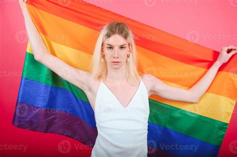 Joven Gay Hombre S Con Hacer Arriba Envuelto En Arco Iris A Rayas Bandera Aislado En Fondo