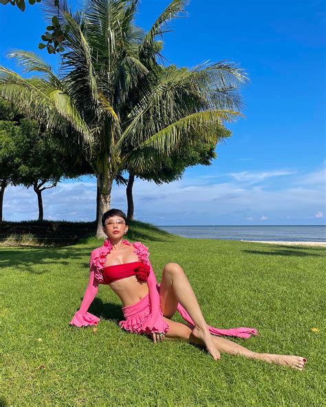 Tóc Tiên xả kho ảnh bikini được chồng chụp Saostar vn