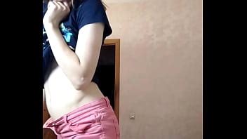 Una hermosa baila y juega para la cámara XVIDEOS