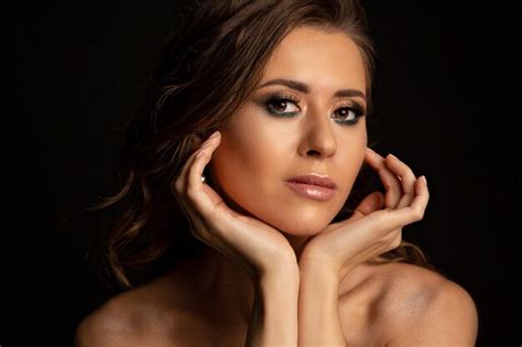 Premium Photo Dramatic Portrait Of A Glamor Brunette Tanned Model With Perfect Makeup And