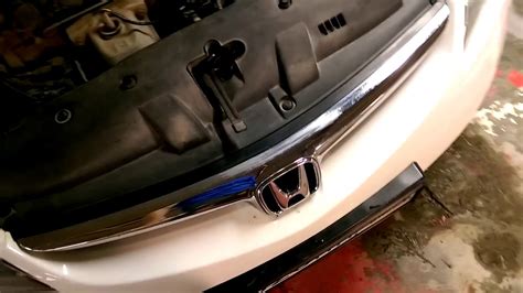 Honda Civic 4d как снимается пластиковая накладка над радиатором - YouTube