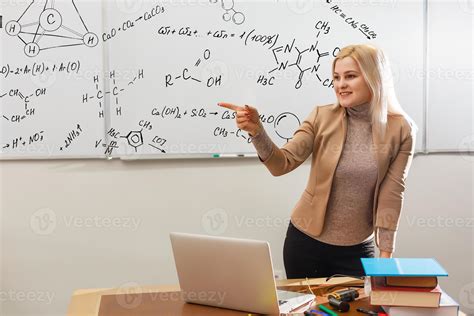Enseignant Enseignant Comment Compter Sur Un Tableau Blanc En Classe Femme Blonde Souriante