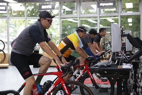 曜越單車旗艦館首創「單車電競」新玩法 與三五好友享受室內競速騎乘的樂趣