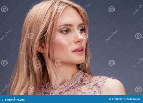 Junge Blonde Dame Im Sexy Kleid Stockbild Bild von glücklich person
