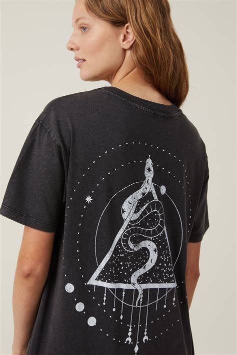 The Oversized Graphic Tee