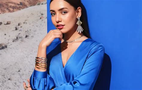 Обои girl sexy hot girl eyes smile beautiful figure model на телефон и рабочий стол