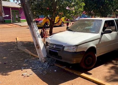 Condutora perde controle de veículo e acerta poste no distrito de Nova