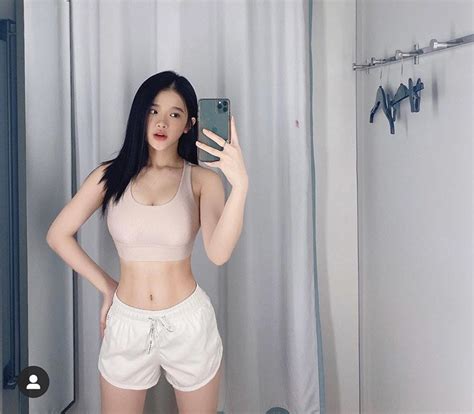 Hot girl 18 tuổi hết diện bikini màu choé lại thả rông bán nude táo bạo trước biển Người đẹp