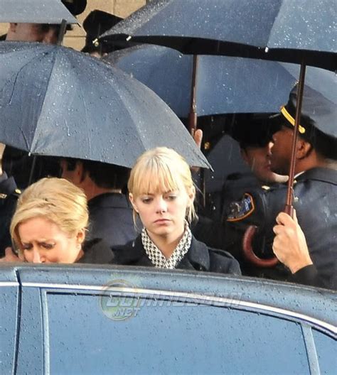 OMG LOOK ITS EMMA STONE WITH BLONDE HAIR