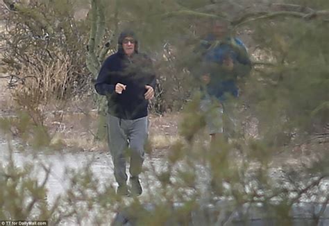 Kevin Spacey Goes Jogging At Arizona Sex Rehab Clinic Daily Mail Online