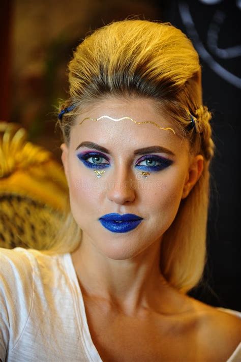 Jeune Fille Blonde Sexy Dans Le Bikini Photo Stock Image Du Dans Fille