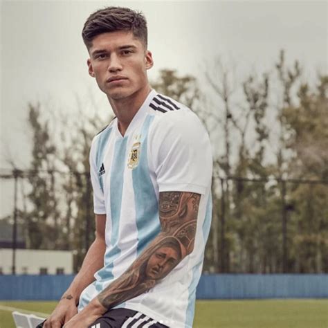 El Tucu Correa Pos Con La Camiseta Y Desterr A Lavezzi Como El Sex Symbol De La Selecci N