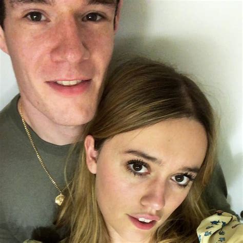 Có ai ngờ cặp đôi chia tay vì yếu sinh lý trong Sex Education ngoài đời lại hẹn hò mặn nồng