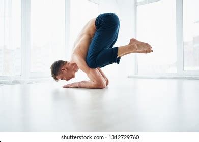 Im Genes De Naked Yoga Flexibility Im Genes Fotos Y Vectores De Stock Shutterstock