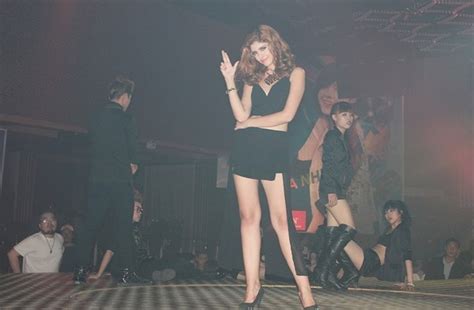 Andrea Từ nàng mẫu Tây đen nhẻm thành hot girl xinh đẹp và nổi tiếng