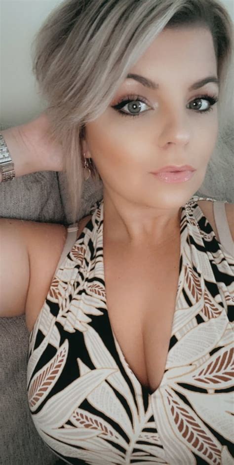 Ξανθιά χυμώδης MiLf μοστράρει κωλάρα και βυζάρες KoUrSaRoS net