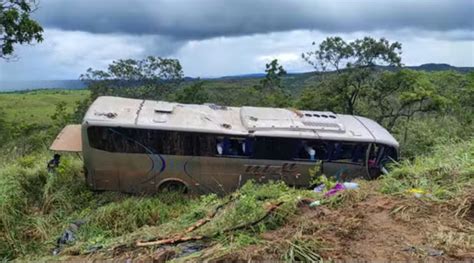 ACIDENTE ÔNIBUS DEIXA MAIS DE 10 PESSOAS FERIDAS NA BR 365 EM MG