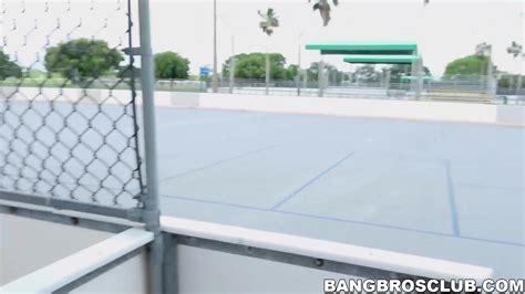 Slutty Babe Parades Curves In Outdoor Hammering Session