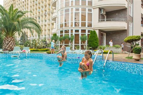 Лучшие отели Адлера с бассейном: 🌊 преимущества и недостатки 🌞