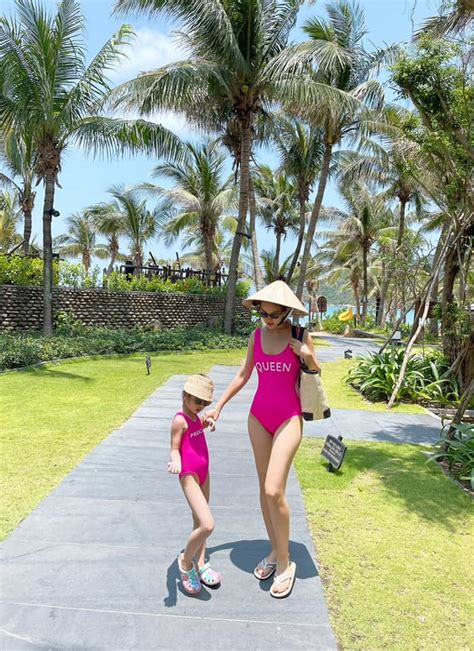 tuổi con gái Á hậu Việt Nam lớn phổng phao diện bikini khoe chân dài nuột như mẹ