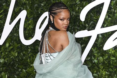Rihanna en lingerie fine et sexy pour dîner au restaurant La star mise sur de la dentelle